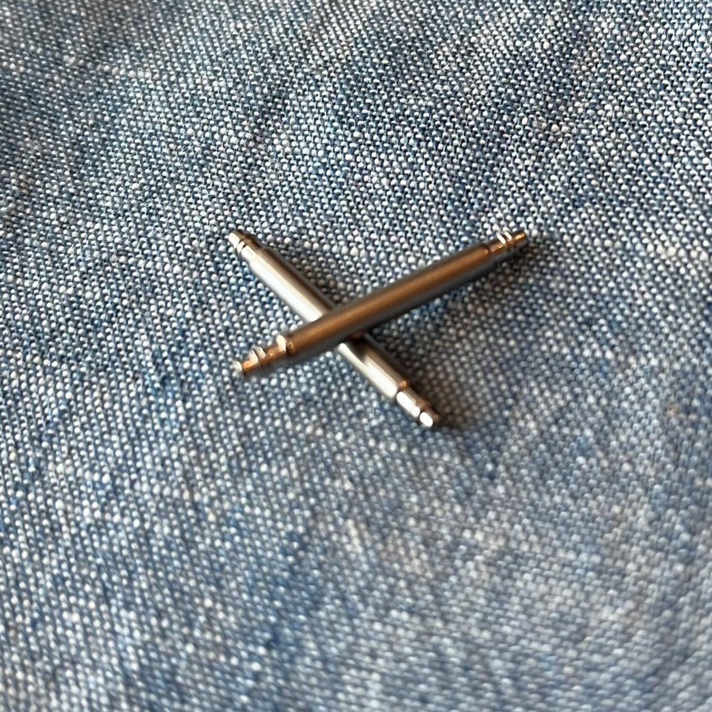 High quality spring bars. 2.5mm thick like the Seiko OEM ones. Available in 20.mm or 22mm.