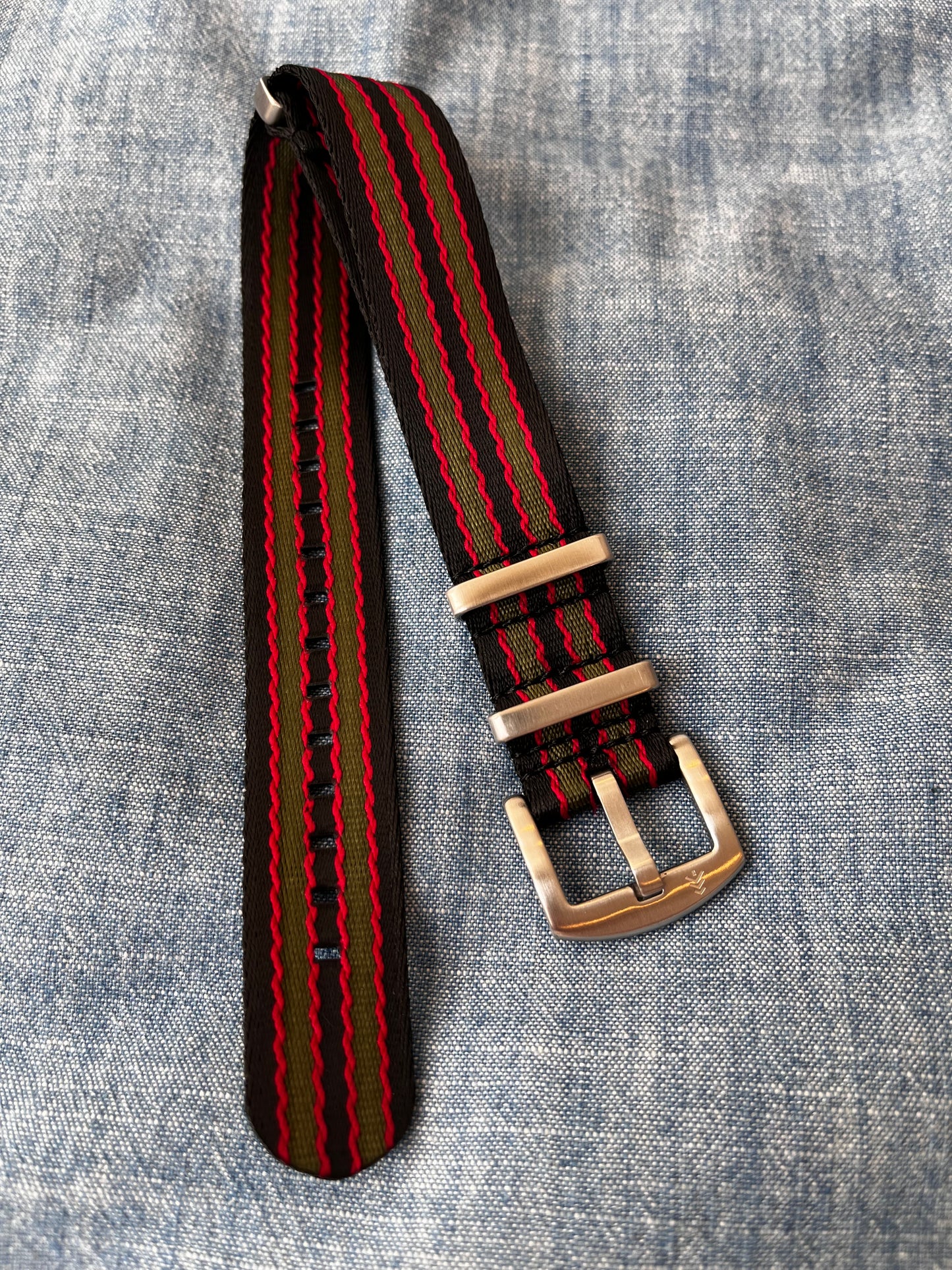 GREAT-O Seatbelt Strap - Vintage Bond Black / Red / Green